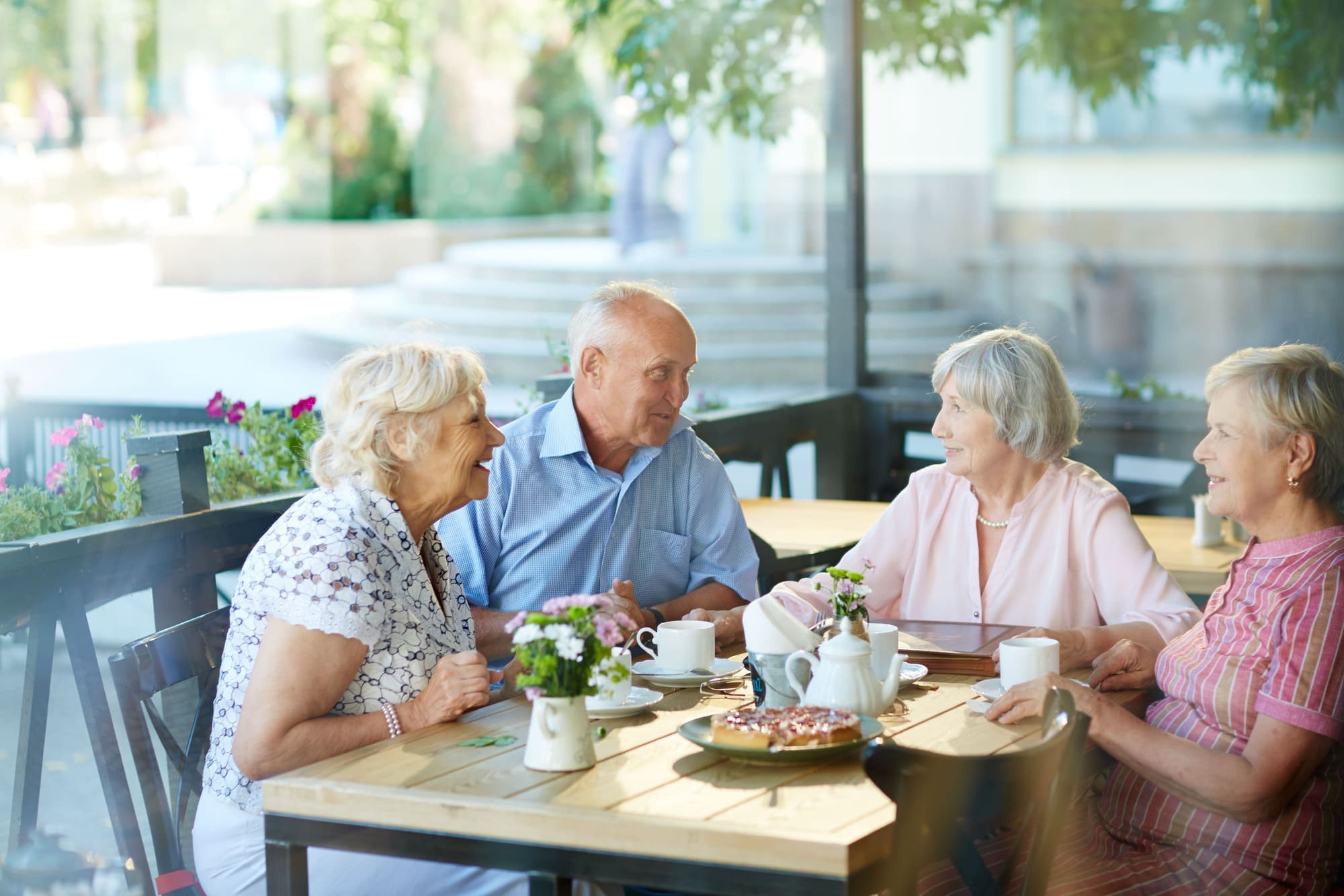 Senior residents enjoying a meal together at Wright Patt SeniorLiving